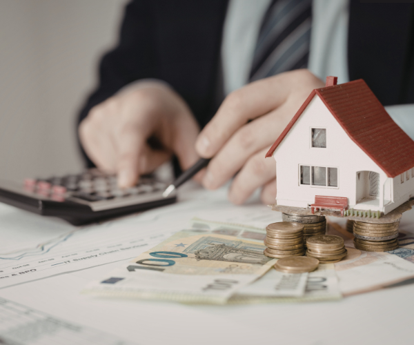 Chiavi in mano solo dopo l'investimento totale. Casa €300.000 costa davvero €340.000-€360.000. Prezzo + IVA + notaio + mutuo + allacciamenti + personalizzazioni + arredi.