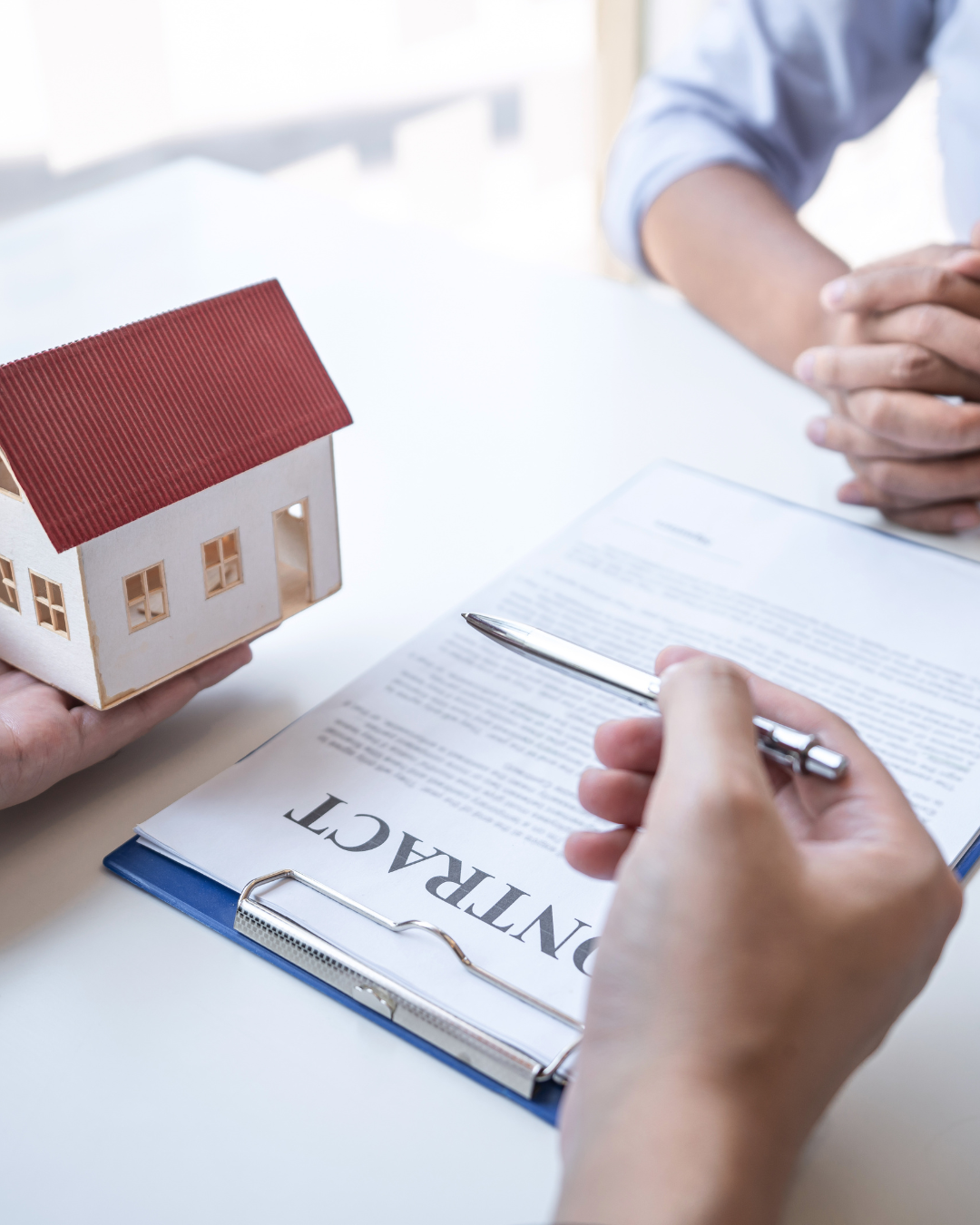 Mano che firma contratto acquisto casa nuova con penna - costo reale casa nuova spese accessorie budget totale guida completa Nova Dream